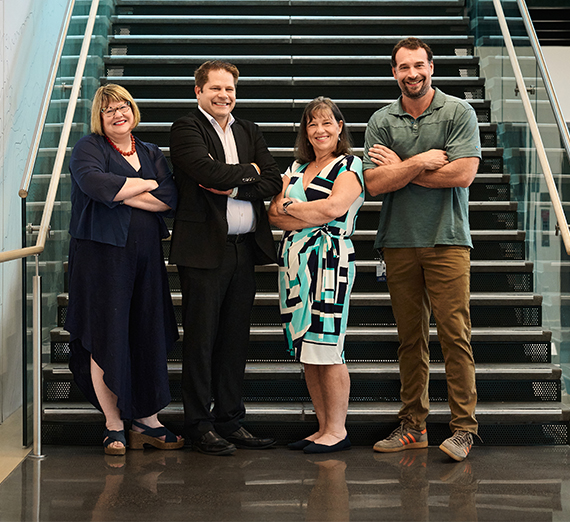 教授と学生が実験室でコンピュータ画面を観察している